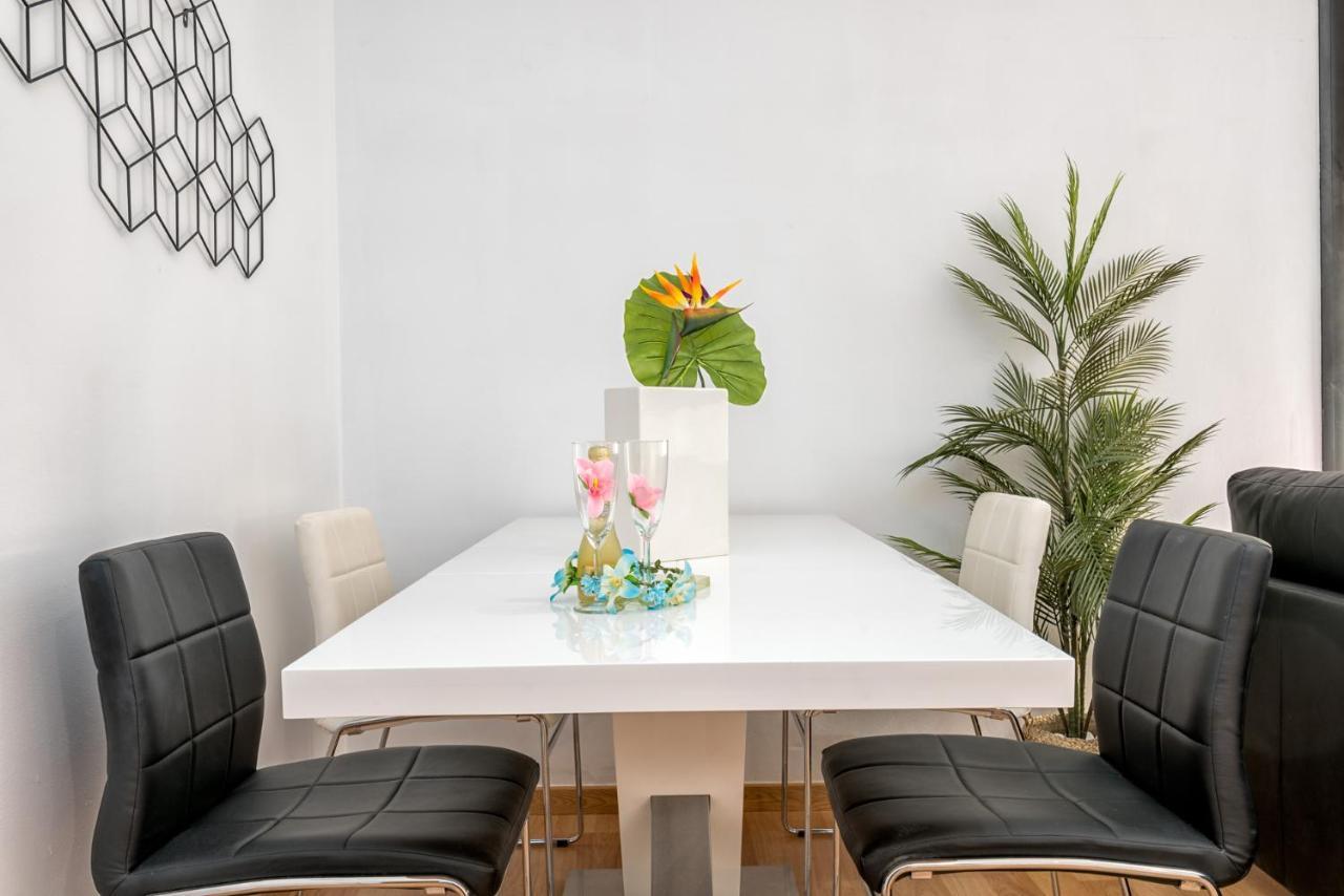 Atico Con Terraza Ac 1Hab En El Centro Y Piscina Comunitaria Apartment Malaga Luaran gambar